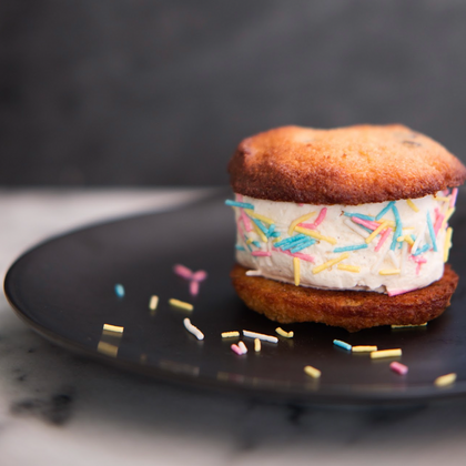 Keto Chocolate Chip Macadamia Crunch Bar Cookie Ice Cream Sandwich 🍪🍨🍪