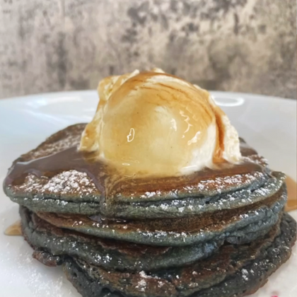 Keto Blue Matcha Pancakes with ice cream 🍵🥞🍨 caffeine-free & no added sugar